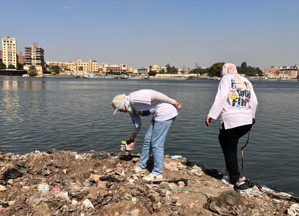 حملة تنظيف نهر النيل بجزيرة الوراق ضمن مبادرة لا للبلاستيك