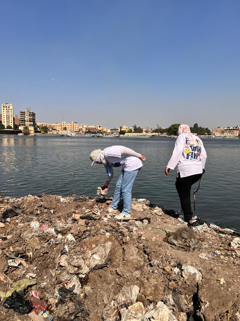 حملة تنظيف نهر النيل بجزيرة الوراق ضمن مبادرة لا للبلاستيك